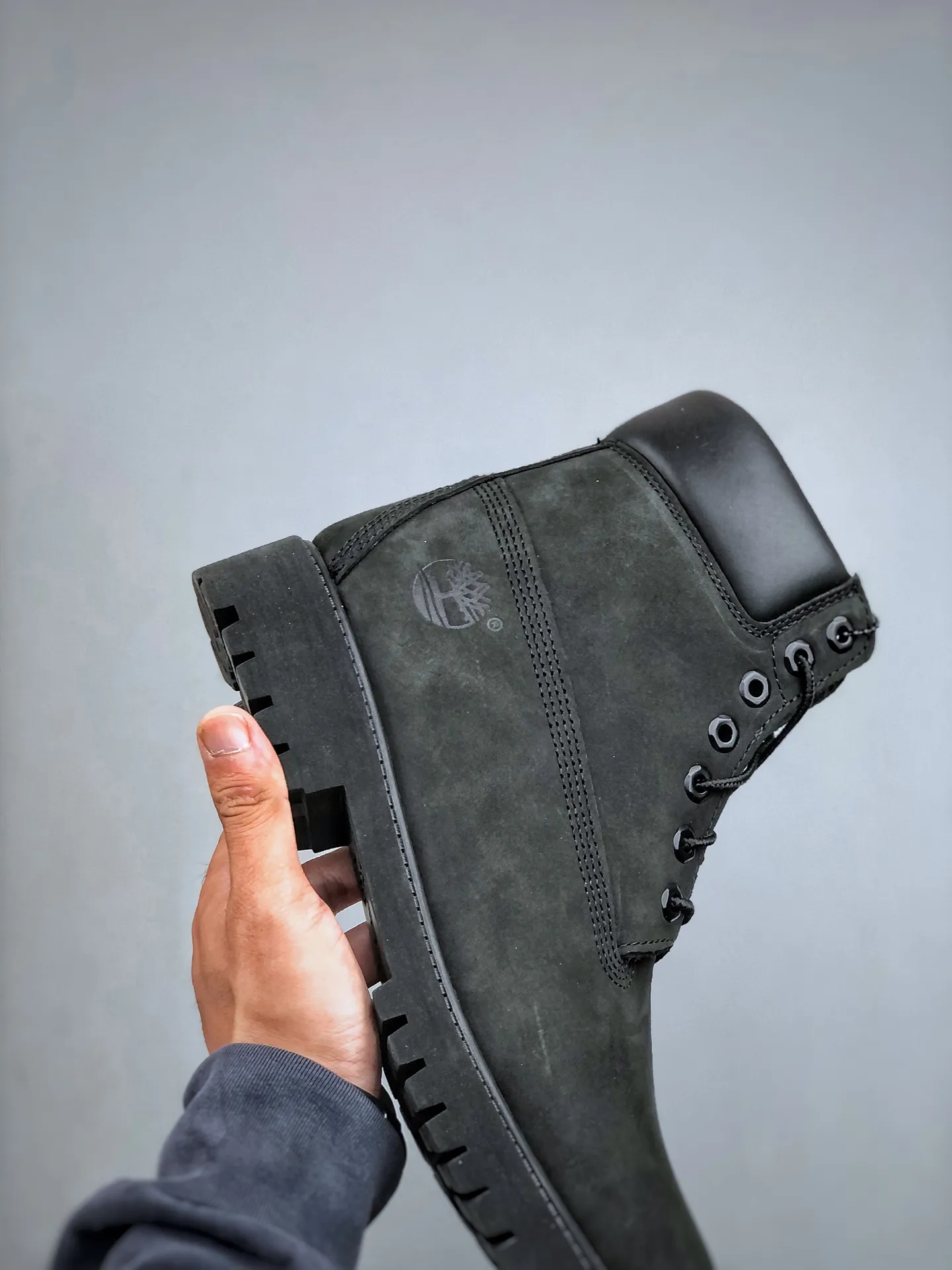 Local self-pickup💰800 supports store placement, get the pure and original top quality, one-to-one original development version Timberland can’t be beaten/classic yellow high-top [Female six-hole model 10361 Men’s seven-hole model 10061] Channel version of something, produced by Zhuhai OEM factory, Hong Kong purchasing agent of Hong Kong, unified channel delivery order, consistent quality of something, no need to emphasize gorgeous copywriting, just a brief introduction of materials, analysis of original genuine process, imported waterproof frosted cowhide, purple light logo anti-counterfeiting mark, precise computer sewing line, four-line parallel process, 10,000 times horizontal folding dynamic waterproofing, one-piece molding injection molding process ( ⚠️The difference is the cold-glued one-piece version) Rubber non-slip outsole is durable and wear-resistant. Fully genuine cowhide collar/lining/sole. Equipped with anti-fatigue shock-absorbing honeycomb insole. Extremely comfortable. Extremely practical for daily life. Classic, simple and easy to match. Essential for wind, rain, thunder, lightning, water, cold and heat insulation. Full set of cabinet packaging accessories (comes with shoelaces, cleaning eraser, and counter bag) Size: 35 36 37 37.5 38 38.5 39 39.5 40 41 41.5 42 43 43.5 44 44.5 45 one size larger. Authentic official website consistent size
